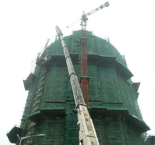 平定吊车在工地上作业